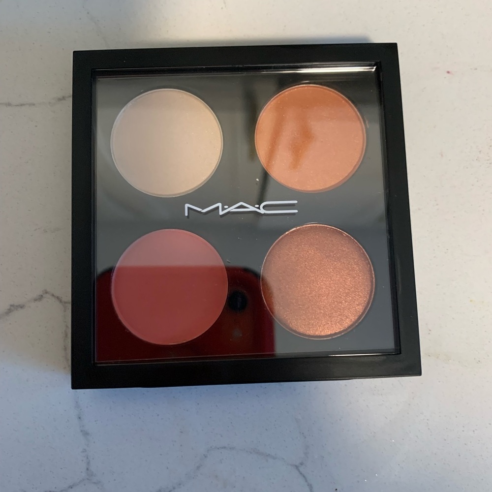 **NEW*** MAC Cosmetics - call me bubbles eye shadow pallet ! Beautiful colors